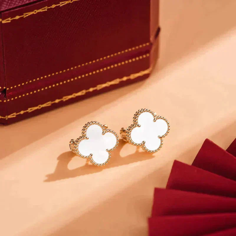 [AuraEcho]CLOVER MEDIUM 1 MOTIFS  WHITE MOP STUD EARRINGS