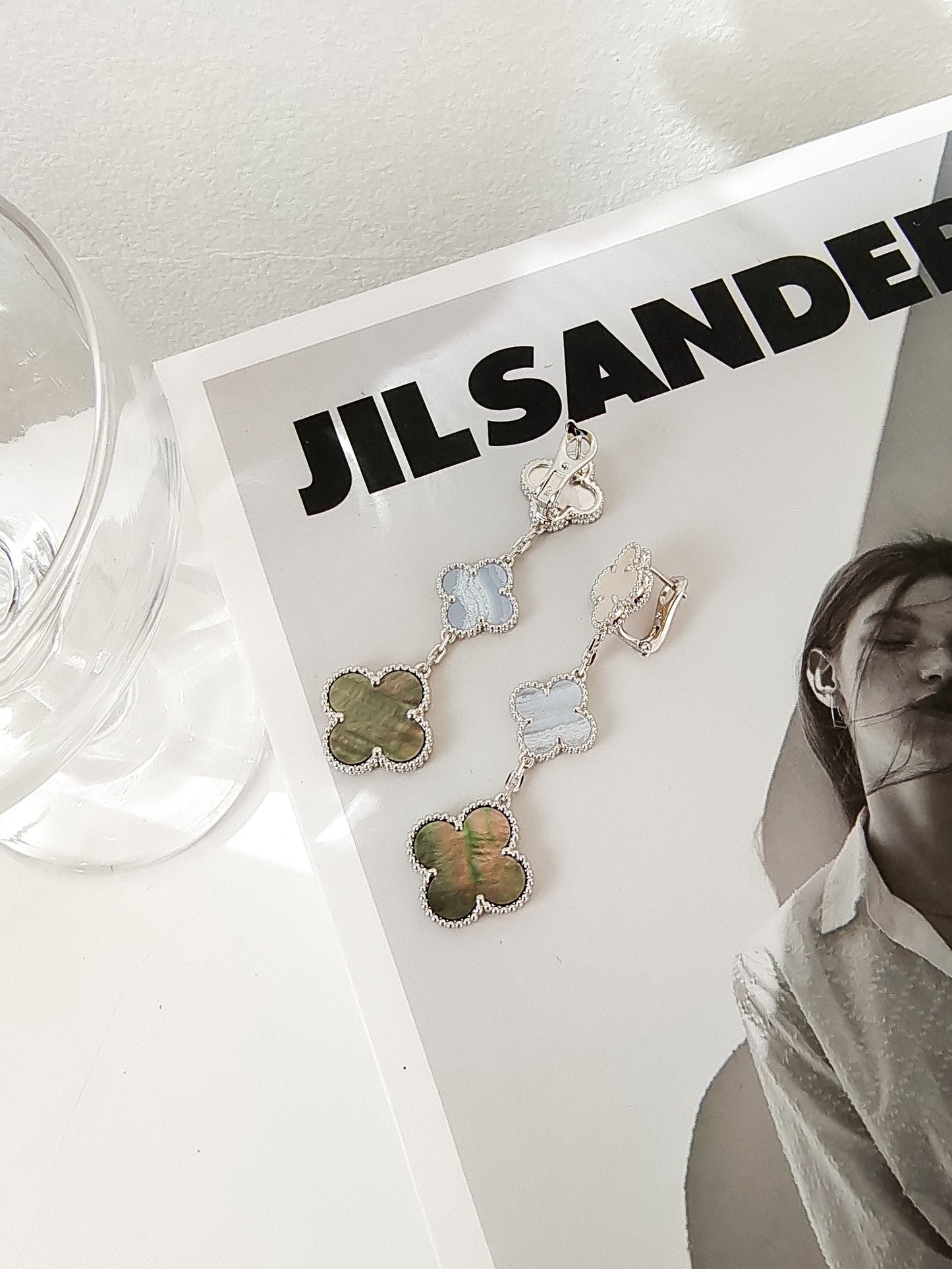 [AuraEcho]CLOVER 3 MOTIFS CHALCEDONY DARK MOP SILVER EARRINGS