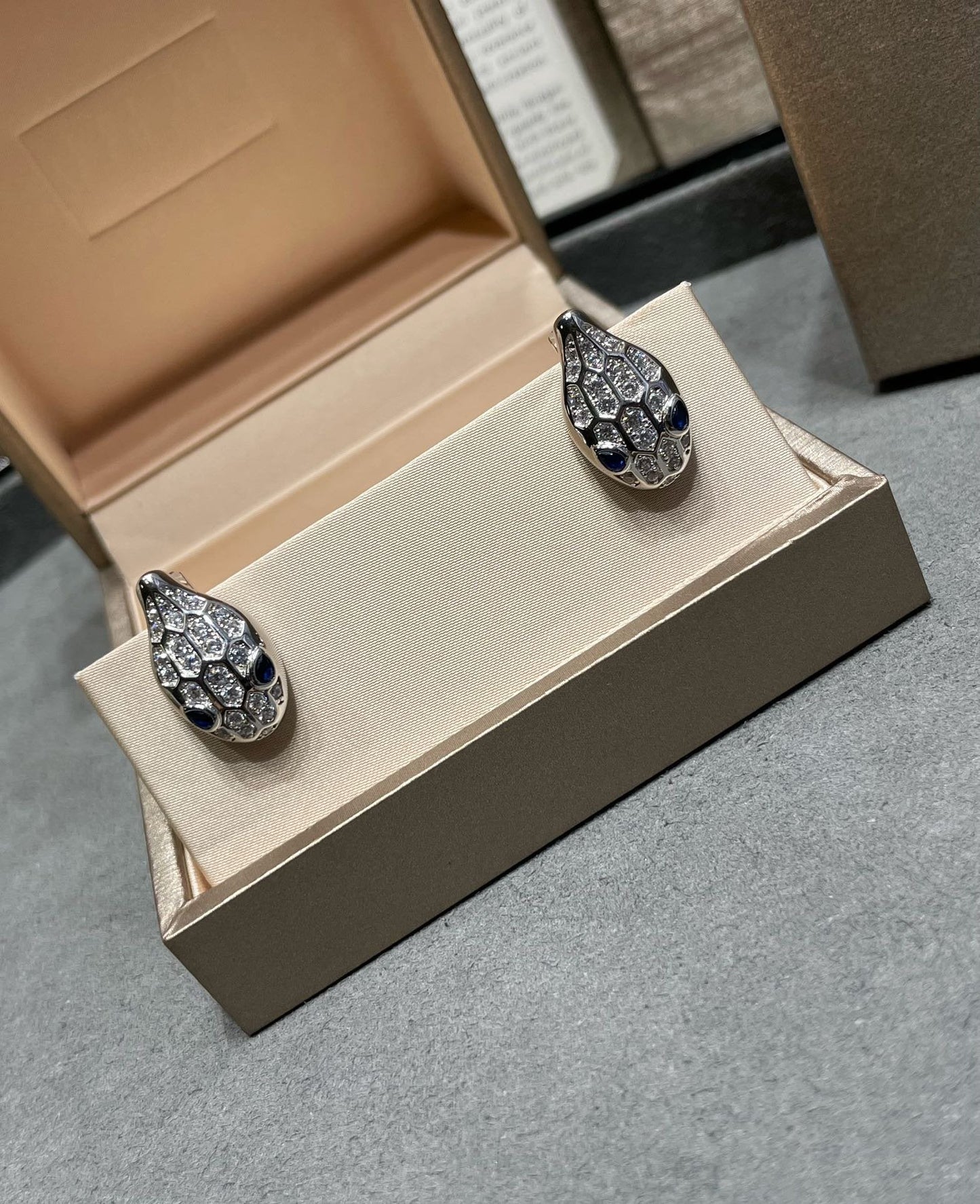 [AuraEcho]SERPENT DIAMOND STUD EARRINGS
