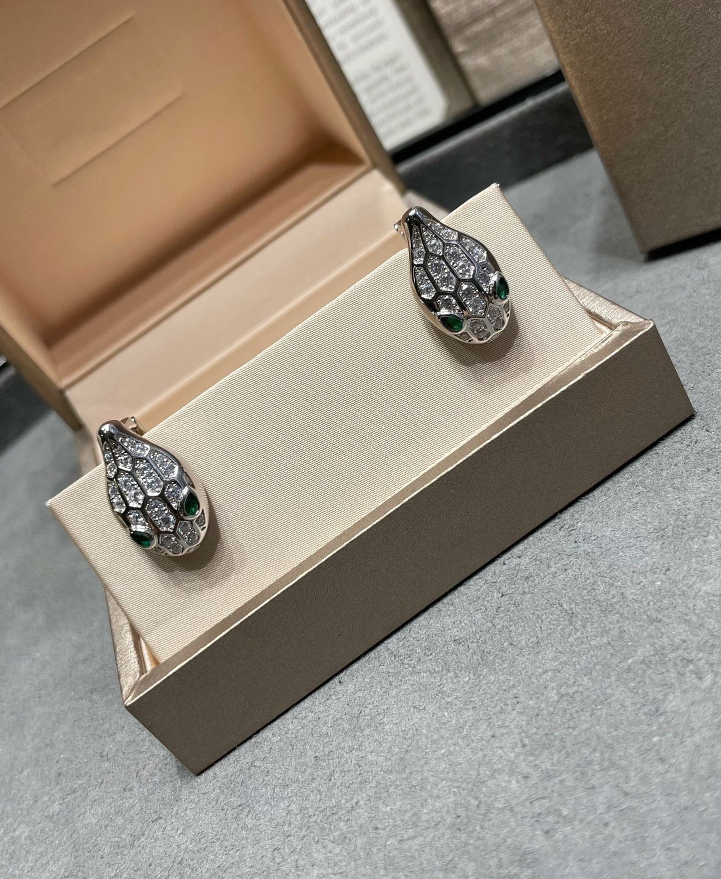 [AuraEcho]SERPENT DIAMOND STUD EARRINGS