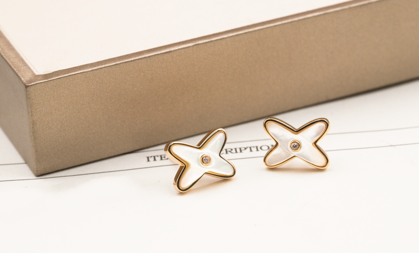 [AuraEcho]JEUX DE WHITE MOP PINK GOLD DIAMOND EARRINGS